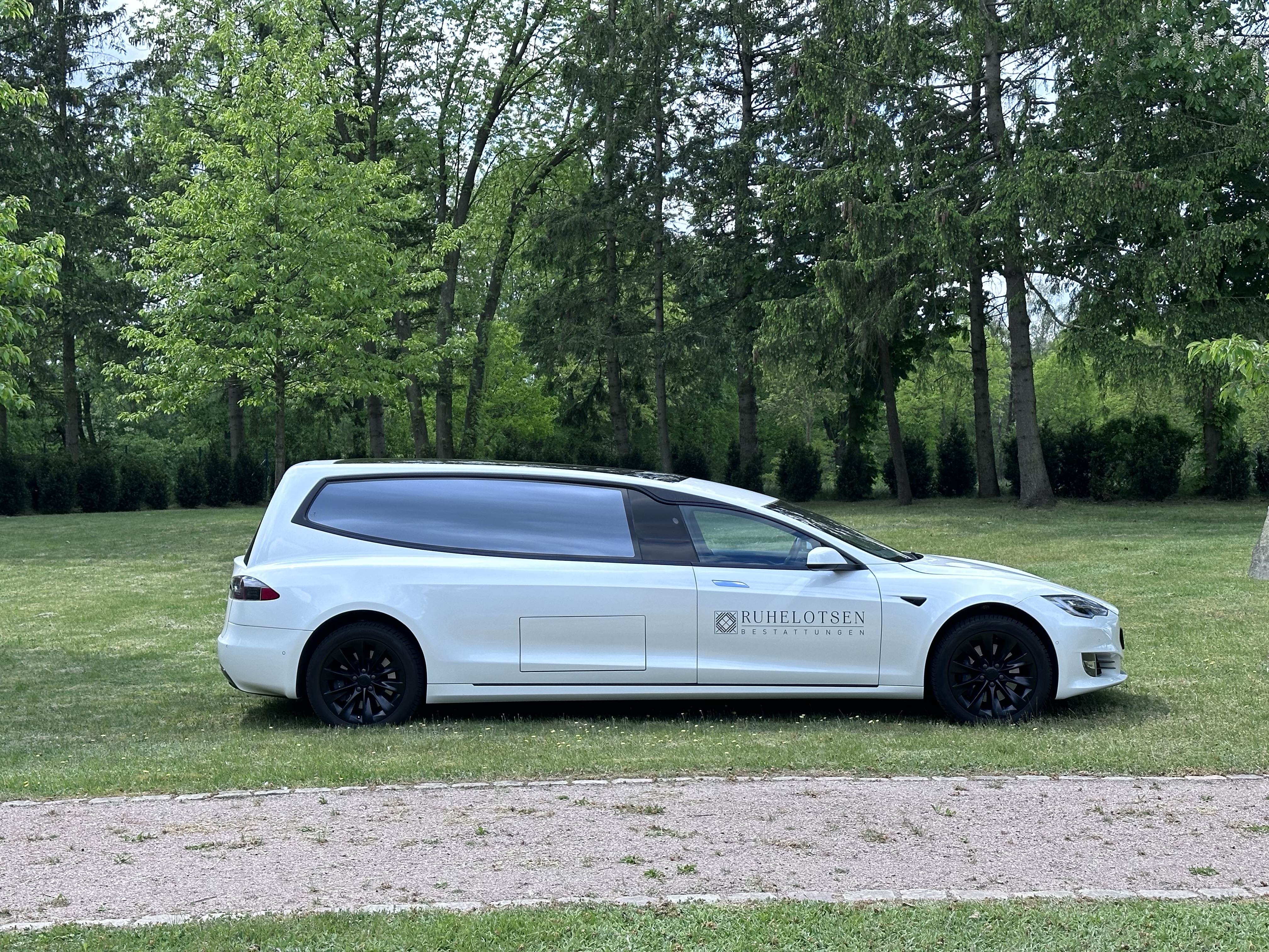 Tesla Bestattungswagen 2022