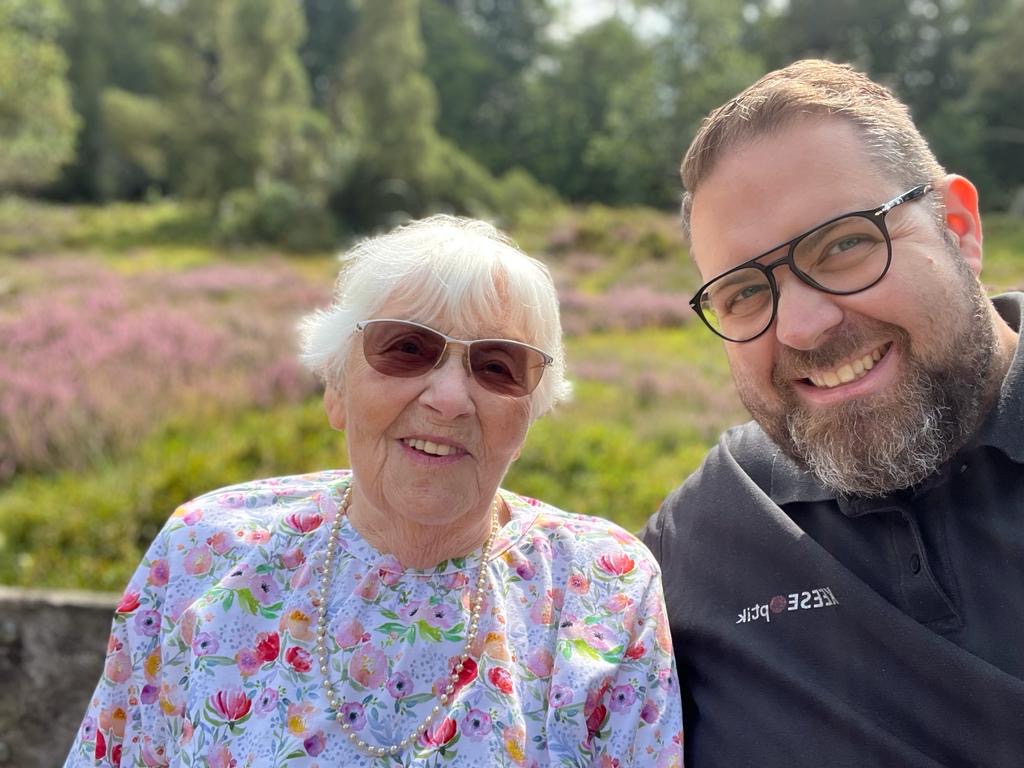 Der Große Enkel mit Oma